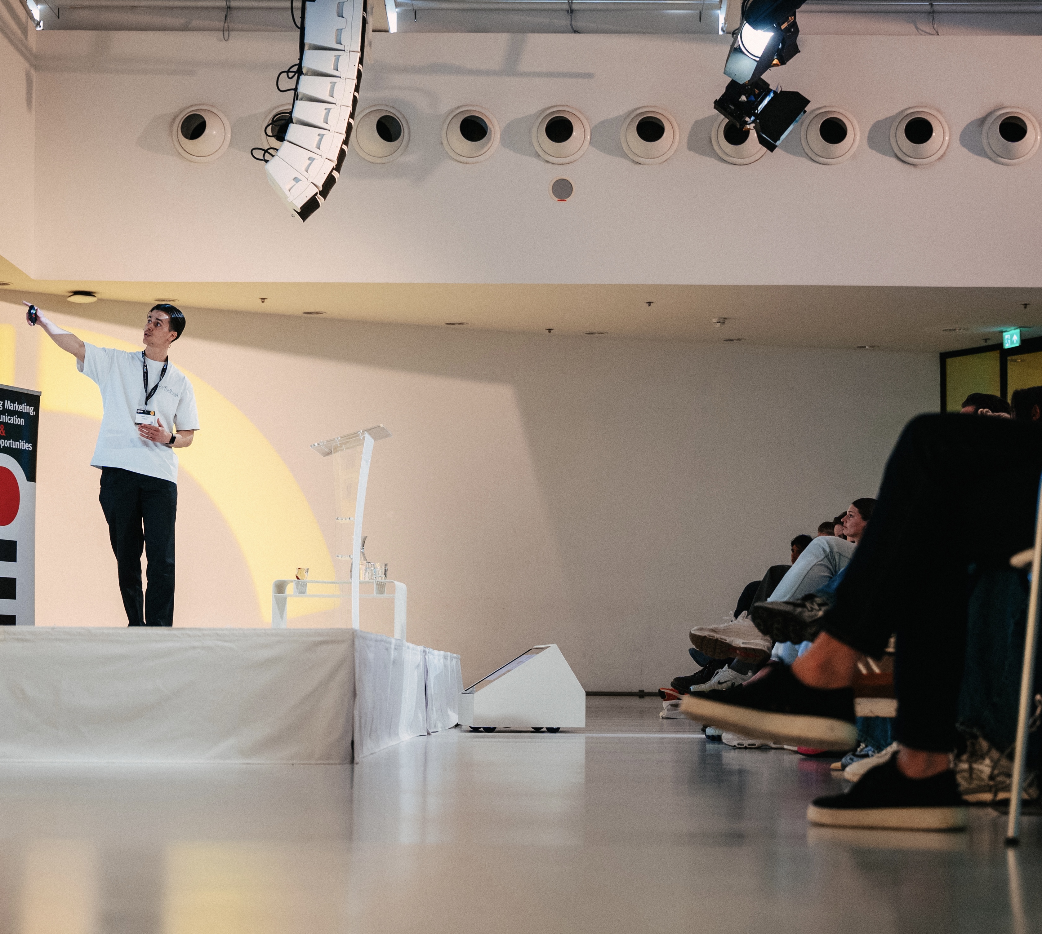 Jamal Allam presenteert op het podium